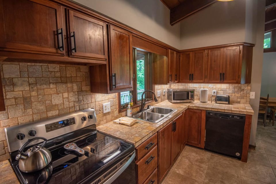 Private and Modern Blue Ridge Mountain Chalet- Sleeps 6 Dogs Welcome House in Ashe County