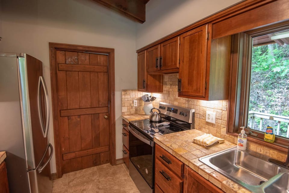 Private and Modern Blue Ridge Mountain Chalet- Sleeps 6 Dogs Welcome House in Ashe County