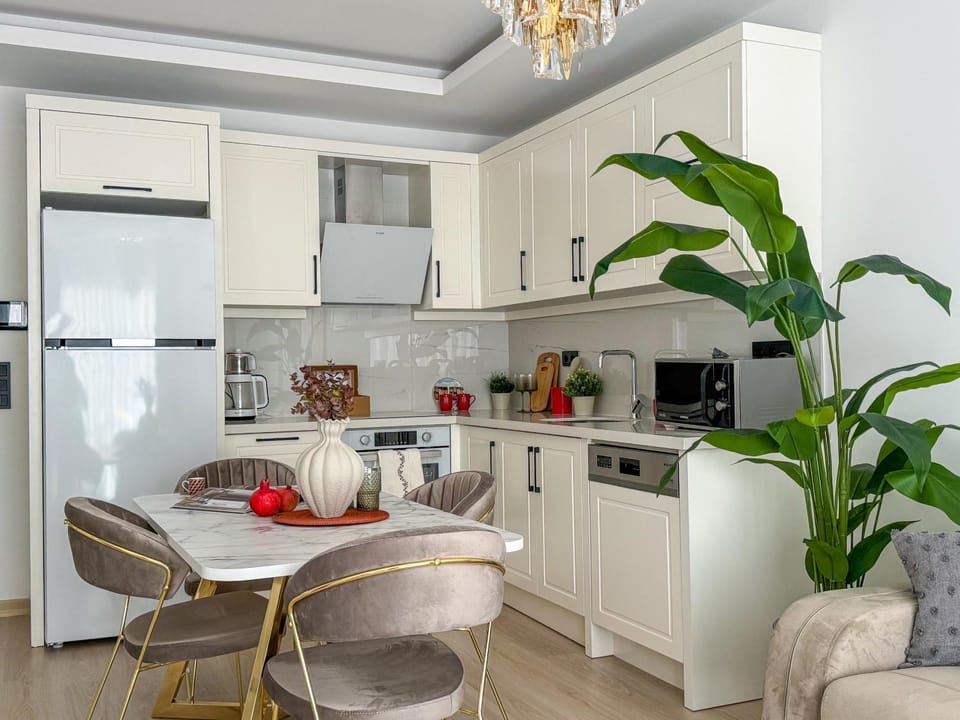 Kitchen or kitchenette, Seating area, Dining area, oven