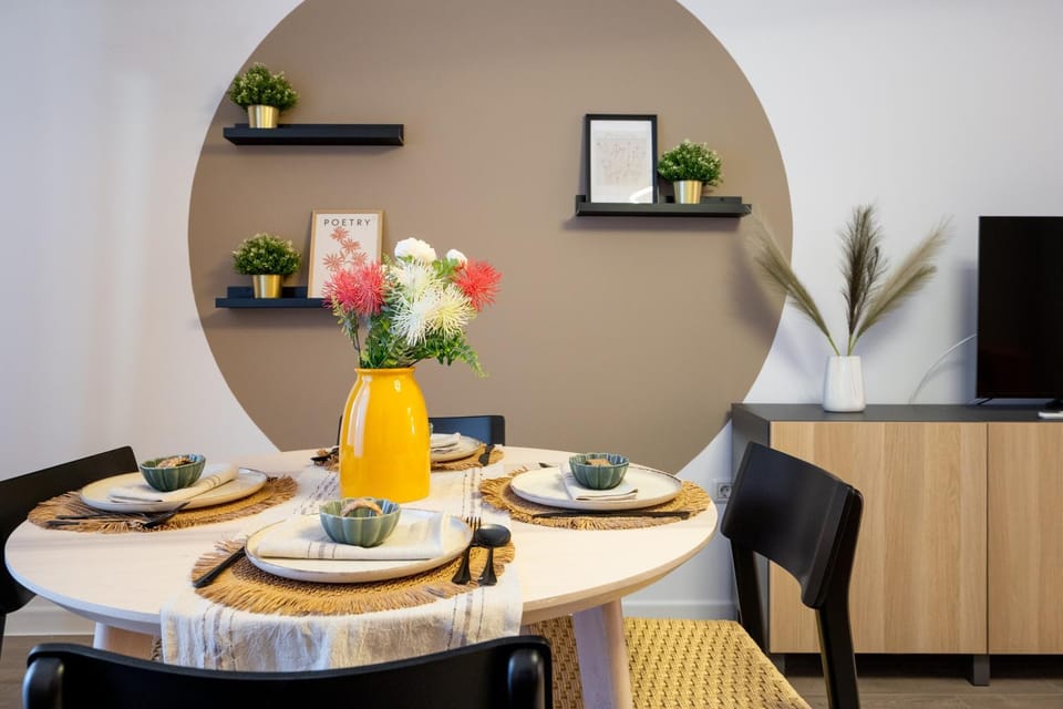 TV and multimedia, Living room, Seating area, Dining area