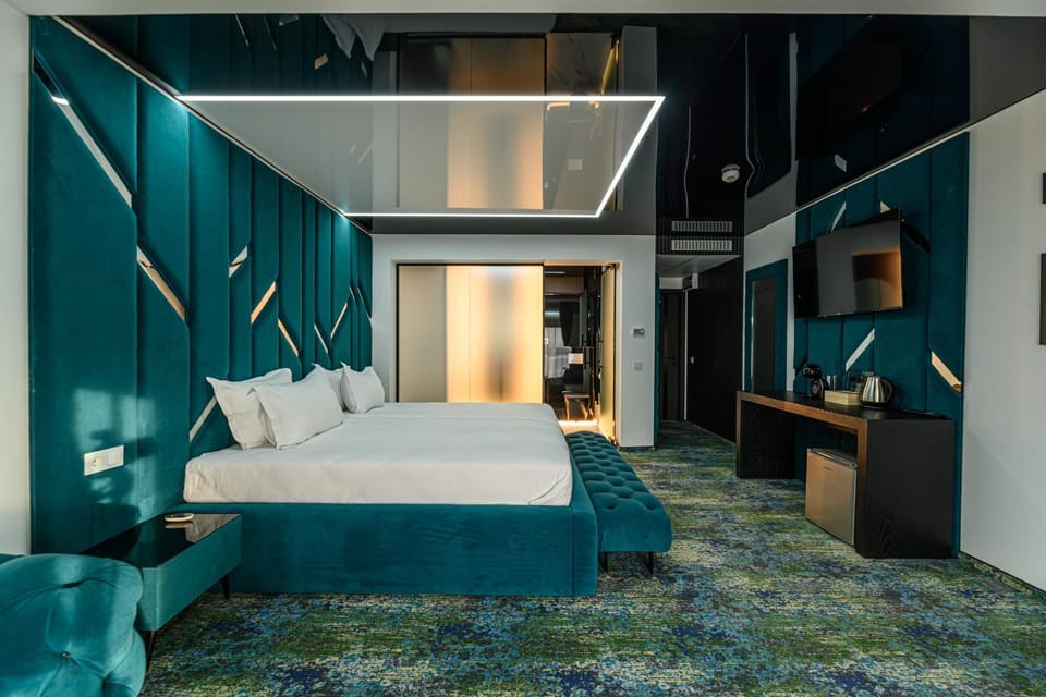 Bed, TV and multimedia, Living room, Photo of the whole room, Seating area, Bedroom, wardrobe