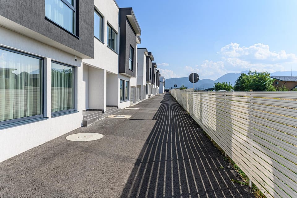 Property building, Day, Neighbourhood, Natural landscape, Mountain view