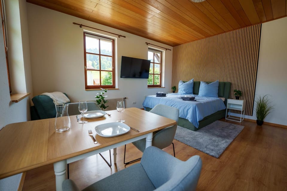 Living room, Dining area, Bedroom, Food, Food