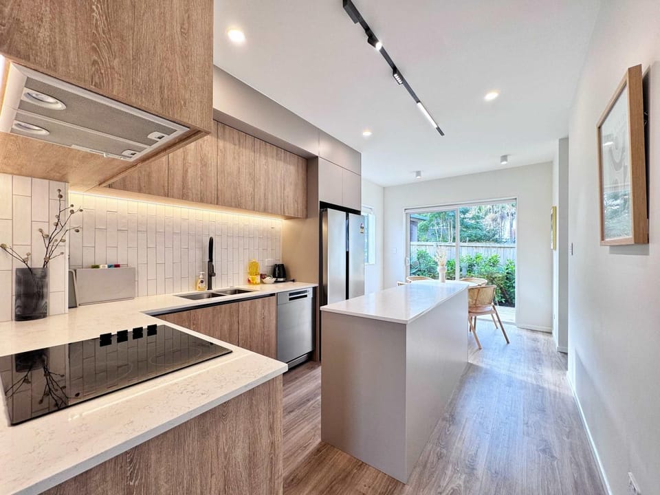 Family Oasis 3BR vs Backyard Near Beach in Torbay House in Auckland