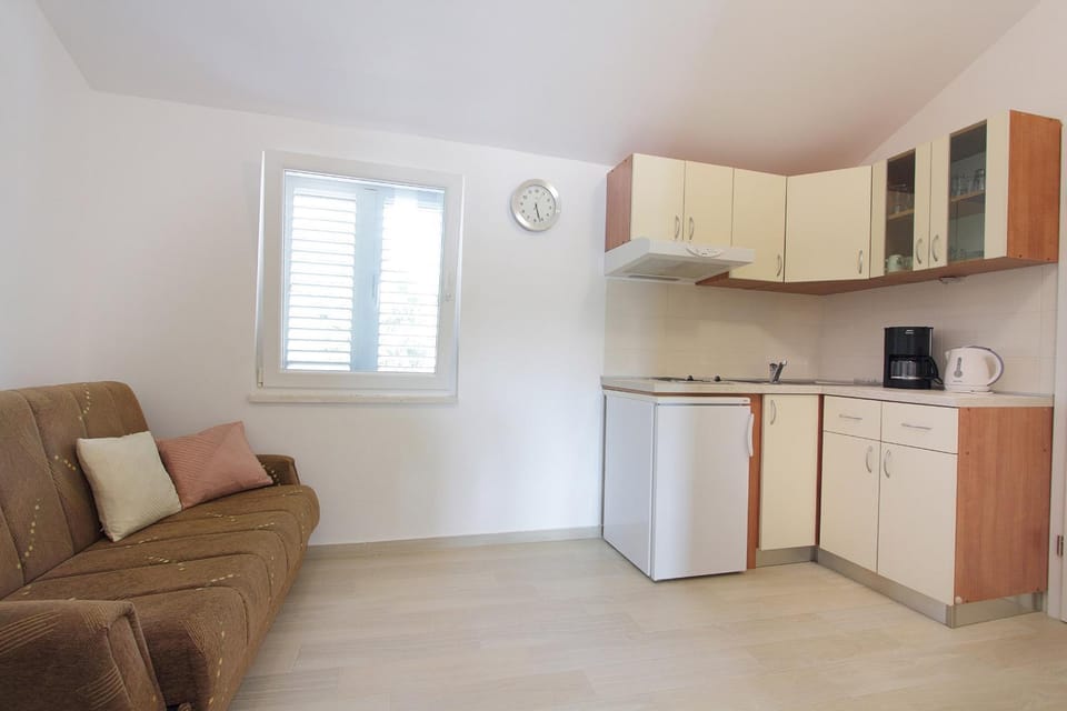 Kitchen or kitchenette, Living room, Seating area, Dining area