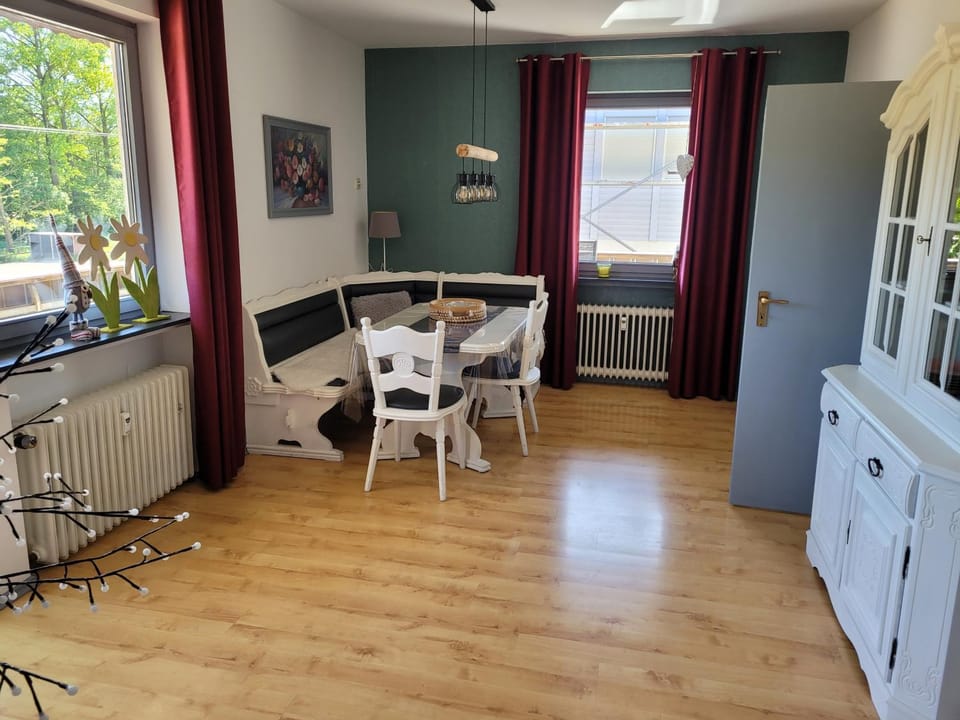 Seating area, Dining area