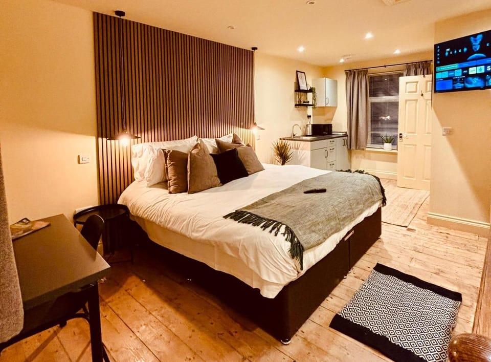 Bed, TV and multimedia, Photo of the whole room, Bedroom, towels