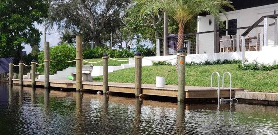 Custom Home with tile pool, boating dock and every comfort House in Cape Coral