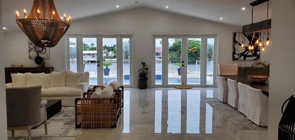 Custom Home with tile pool, boating dock and every comfort House in Cape Coral