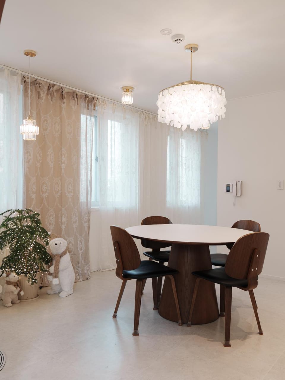 Living room, Seating area, Dining area
