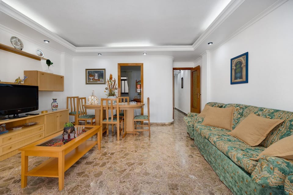 Communal lounge/ TV room, TV and multimedia, Living room, Seating area, Dining area