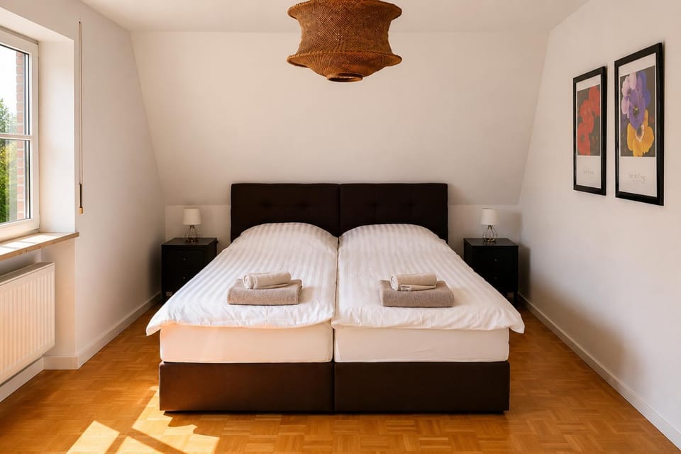Bed, Photo of the whole room, Bedroom, towels