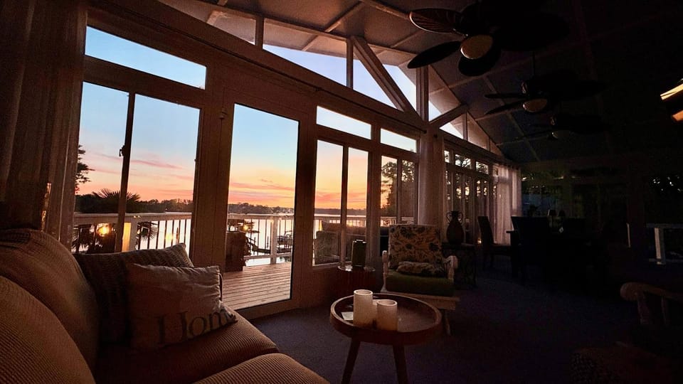 Natural landscape, View (from property/room), Balcony/Terrace, Living room, Seating area, Sunrise, Sunset