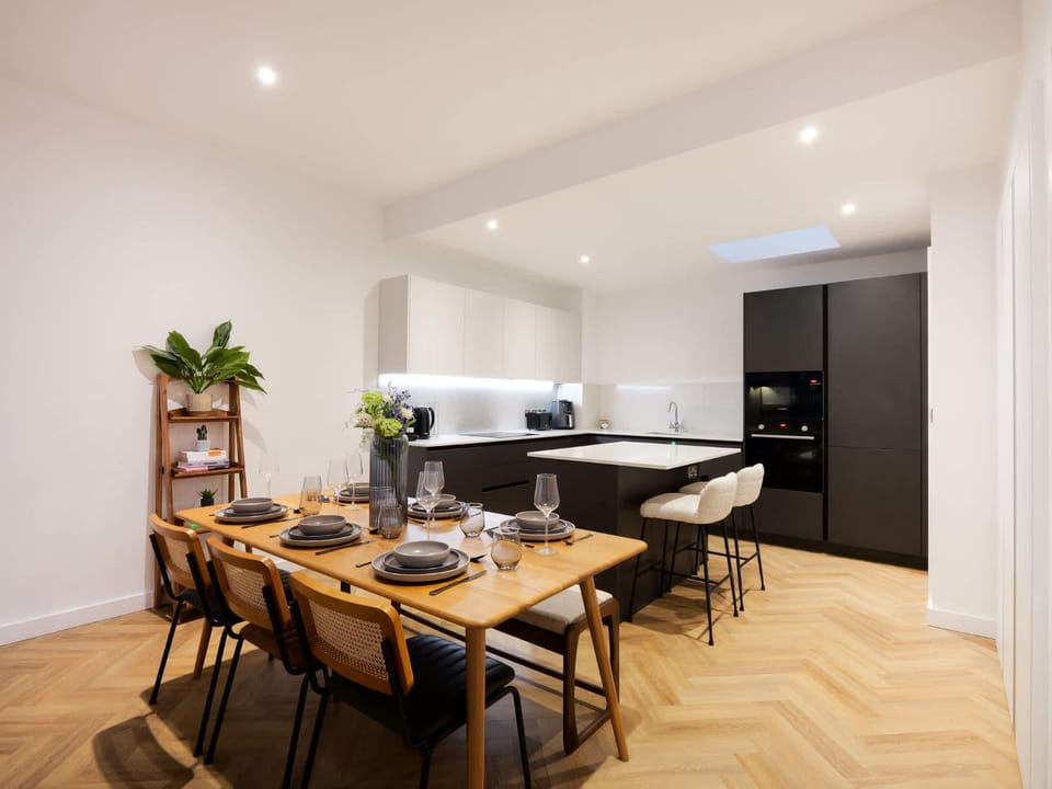 Kitchen or kitchenette, Seating area, Dining area, stove