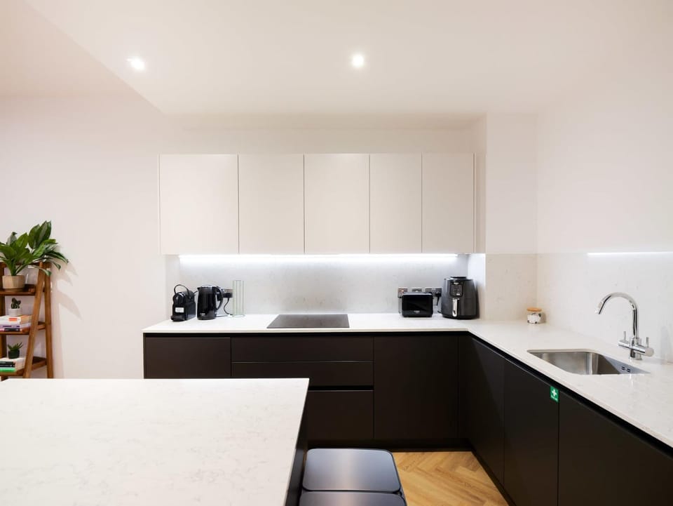 Coffee/tea facilities, Kitchen or kitchenette, stove, toaster