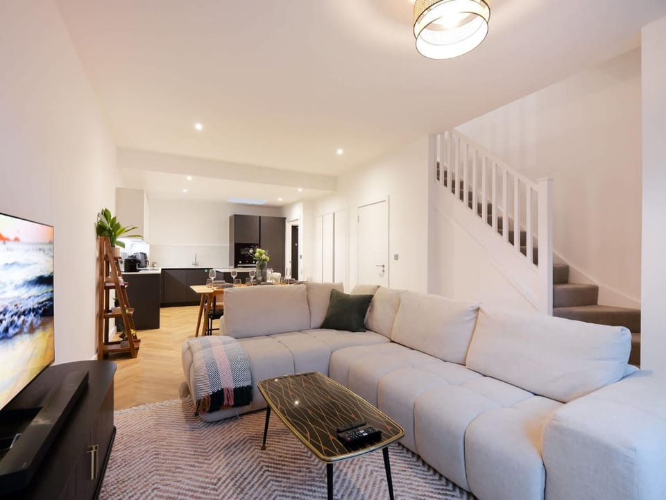 TV and multimedia, Kitchen or kitchenette, Living room, Seating area, Dining area