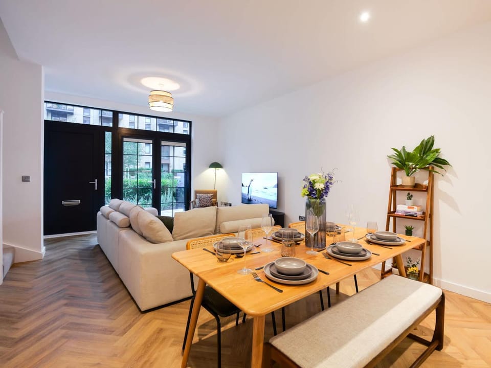 TV and multimedia, Living room, Seating area, Dining area