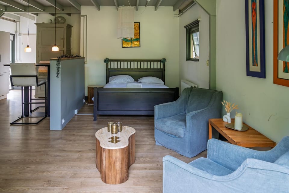 Bed, Seating area