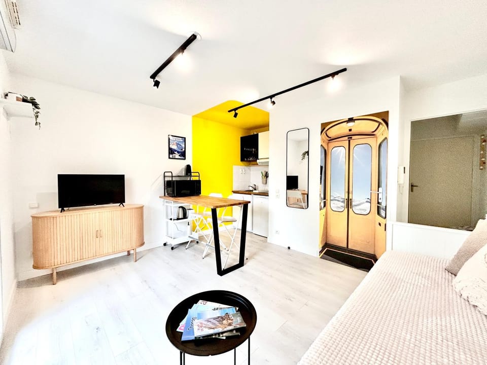 Living room, Lounge or bar, Seating area, Bedroom, heating, internet, wardrobe