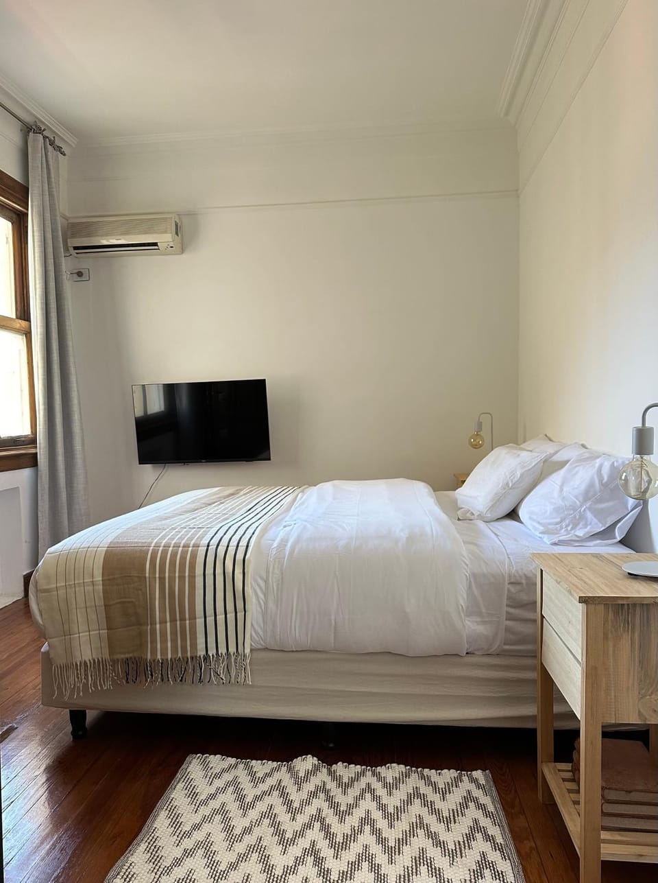 Bed, TV and multimedia, Photo of the whole room, Bedroom, air conditioner