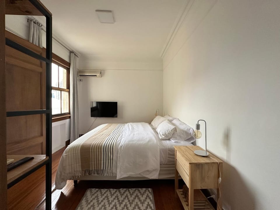 Bed, TV and multimedia, Photo of the whole room, Bedroom, air conditioner