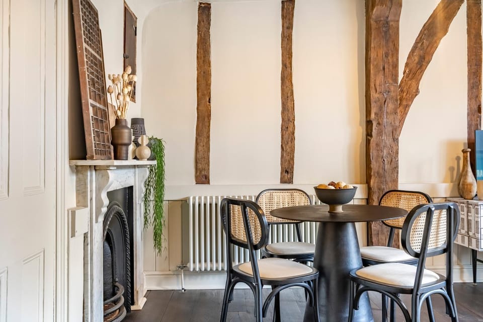 Kitchen or kitchenette, Seating area, Dining area