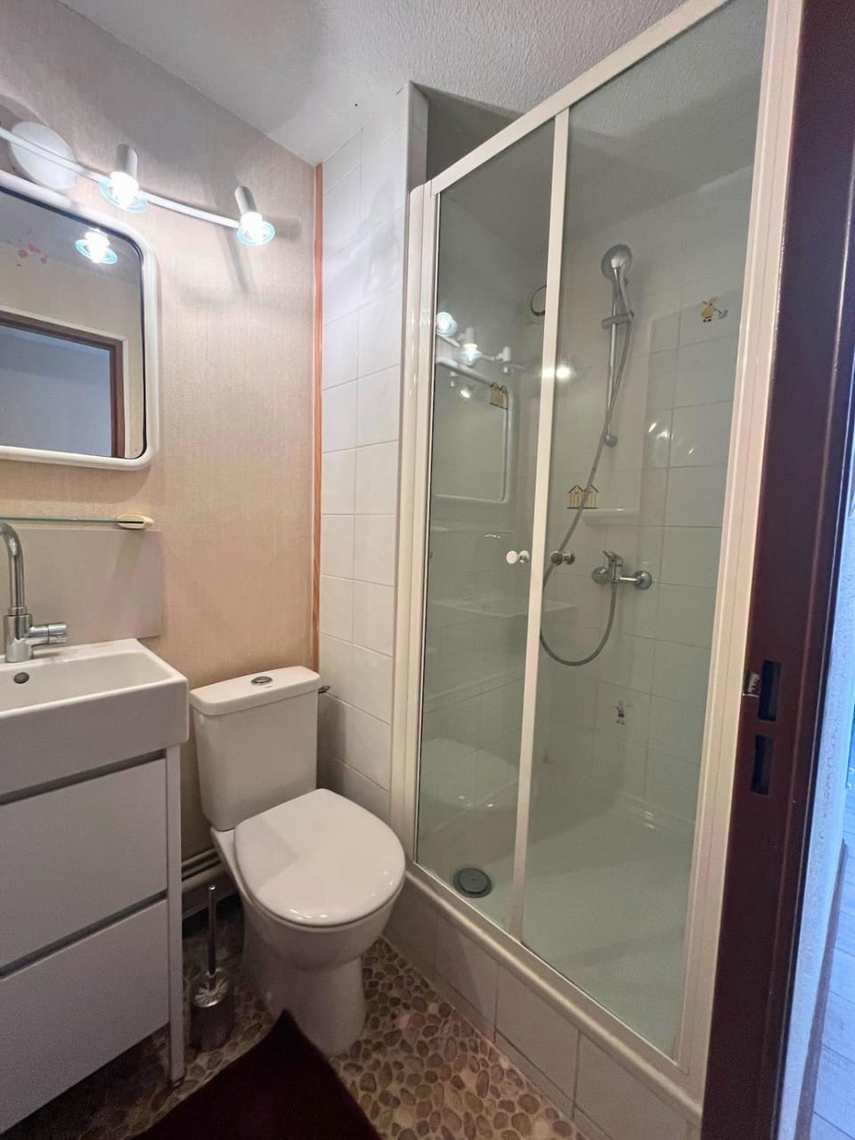 Shower, Toilet, Bathroom, towels