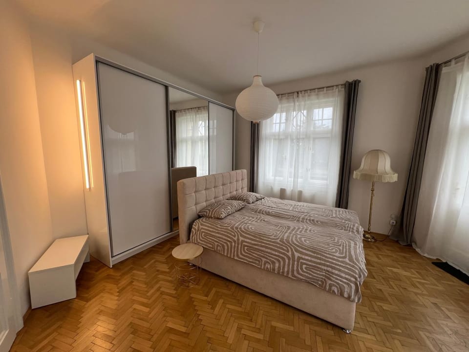 Photo of the whole room, Bedroom, wardrobe
