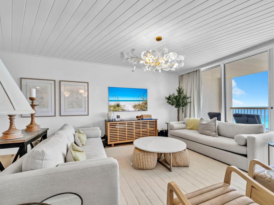 St Maarten 1008, beachfront, sleeps 9, resort access House in Destin