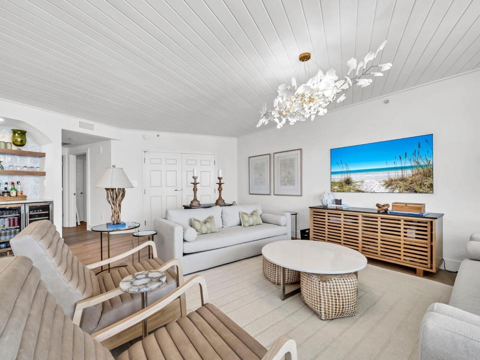St Maarten 1008, beachfront, sleeps 9, resort access House in Destin