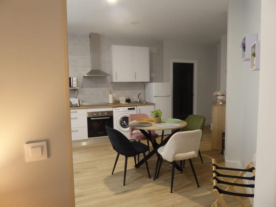 Kitchen or kitchenette, Seating area, stove