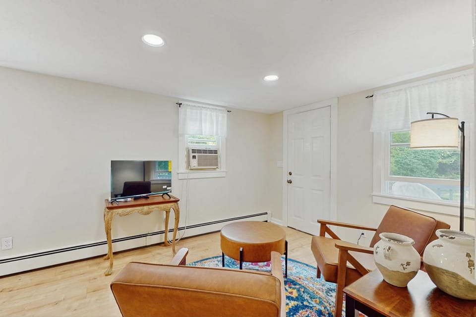 2 Mi to Dowses Beach! Couples Haven in Osterville House in Osterville