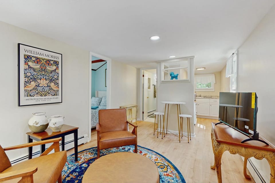 2 Mi to Dowses Beach! Couples Haven in Osterville House in Osterville