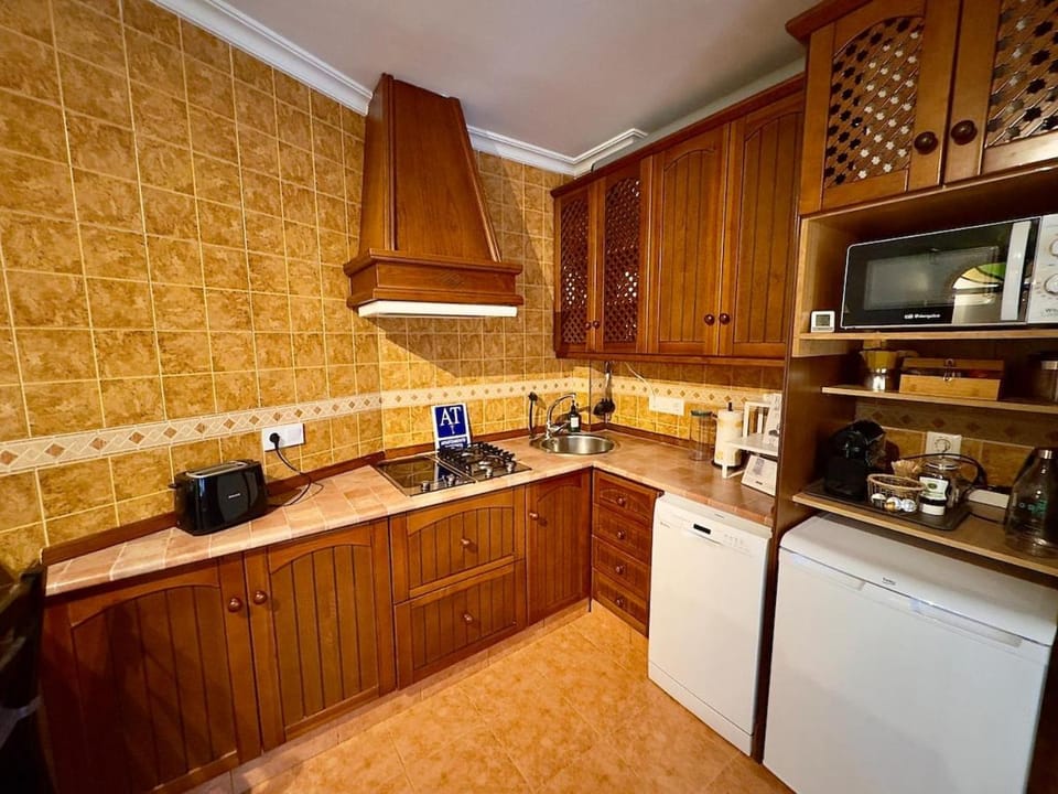 Coffee/tea facilities, Kitchen or kitchenette, dishwasher, stove, toaster