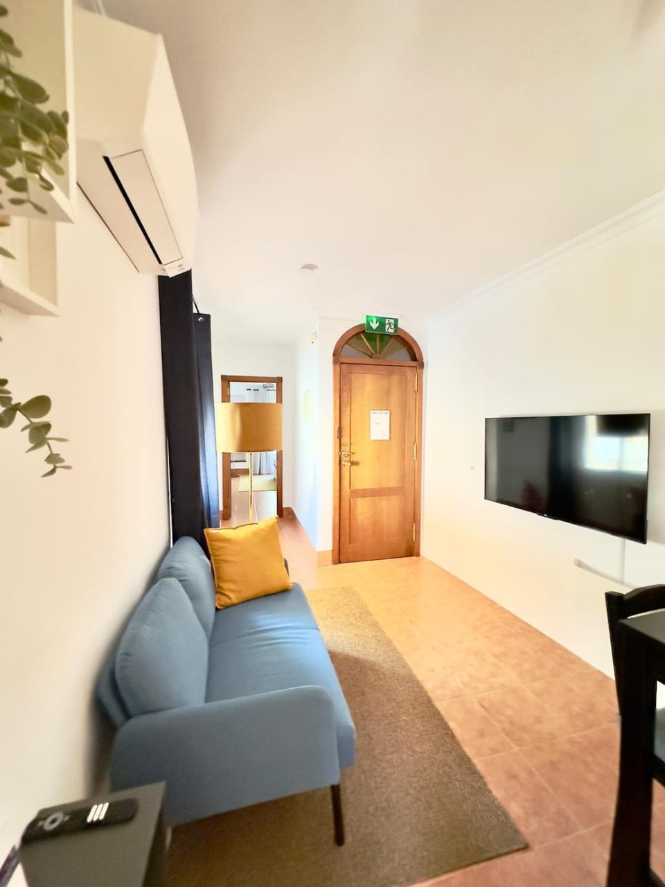 TV and multimedia, Living room, Seating area, air conditioner