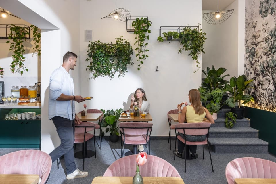 Restaurant/places to eat, People, Food and drinks, Seating area, Food, Guests, Breakfast, Buffet breakfast, Drinks, group of guests