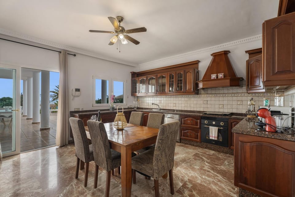 Property building, Kitchen or kitchenette, Living room
