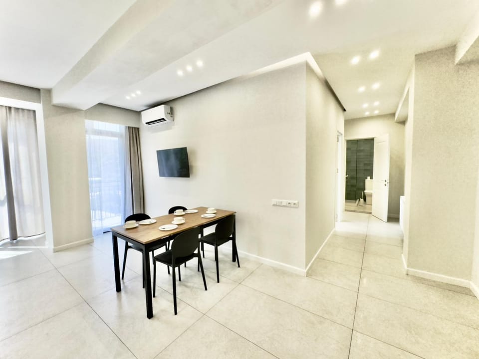 TV and multimedia, Living room, Seating area, Dining area, air conditioner