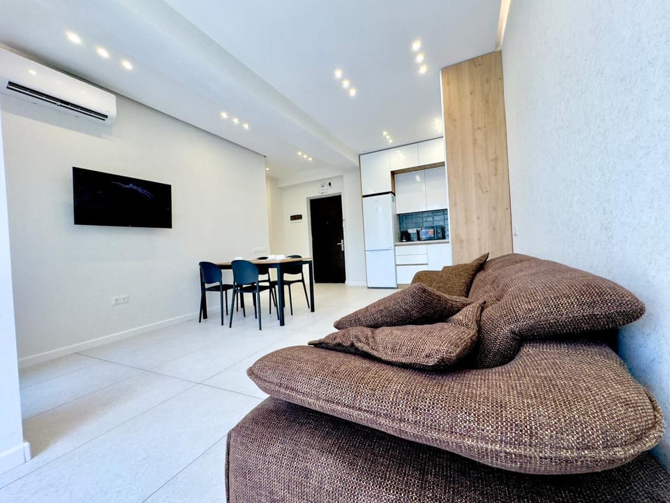 Communal lounge/ TV room, TV and multimedia, Kitchen or kitchenette, Living room, Seating area, Dining area, Evening entertainment, air conditioner