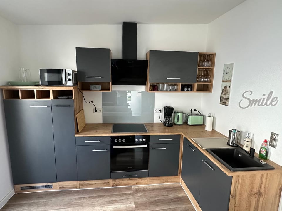 Coffee/tea facilities, Kitchen or kitchenette, dishwasher, stove, toaster
