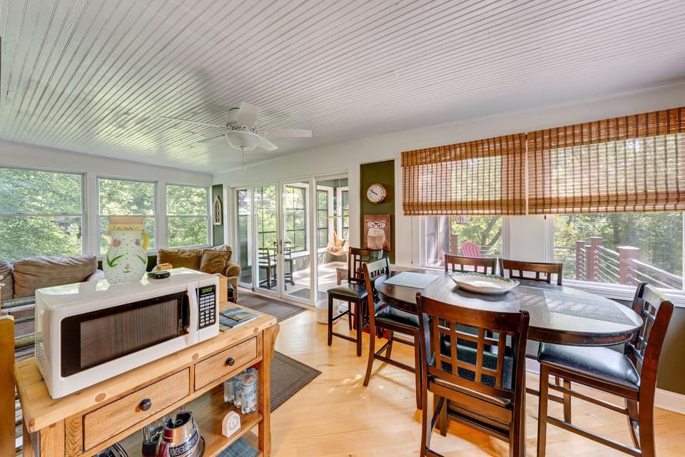 Lake Geneva Family Gem w/ Fenced Dog Run! House in Williams Bay
