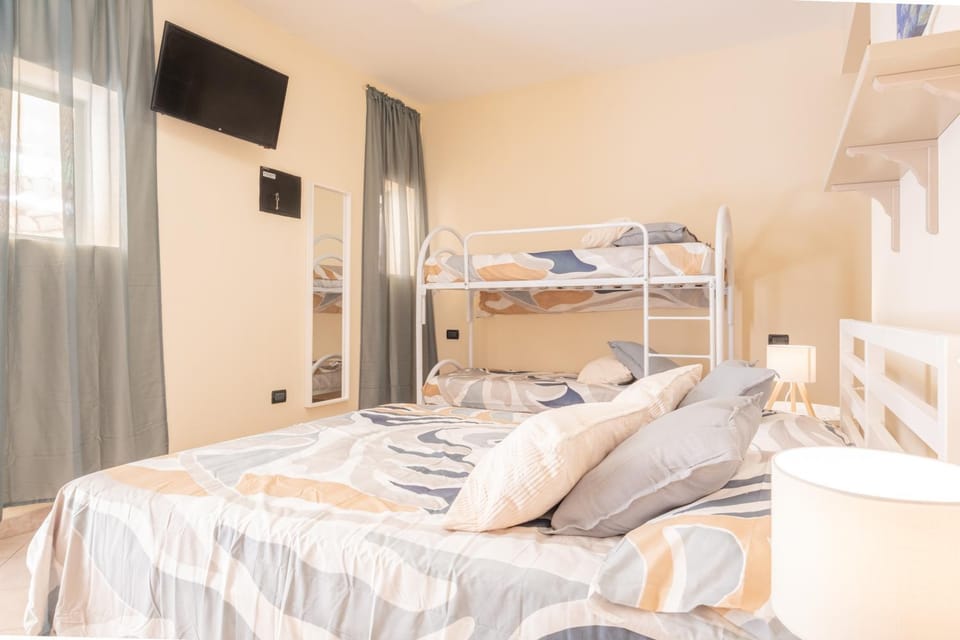 Bed, TV and multimedia, Photo of the whole room, Bedroom, bunk bed, towels