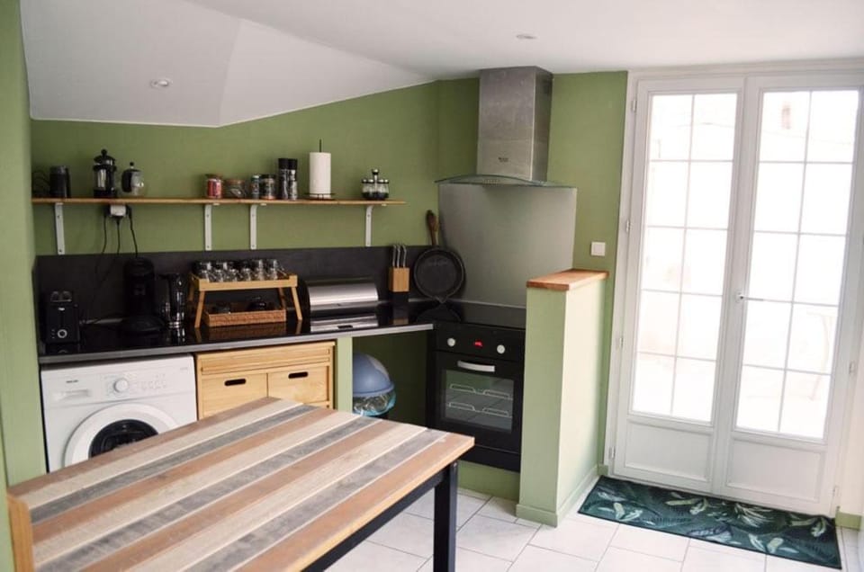 Coffee/tea facilities, Kitchen or kitchenette, dishwasher, oven, stove, toaster, washing machine