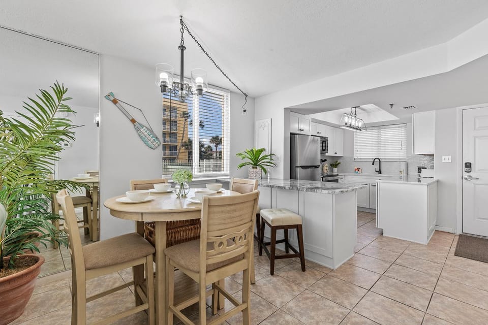 Kitchen or kitchenette, Dining area