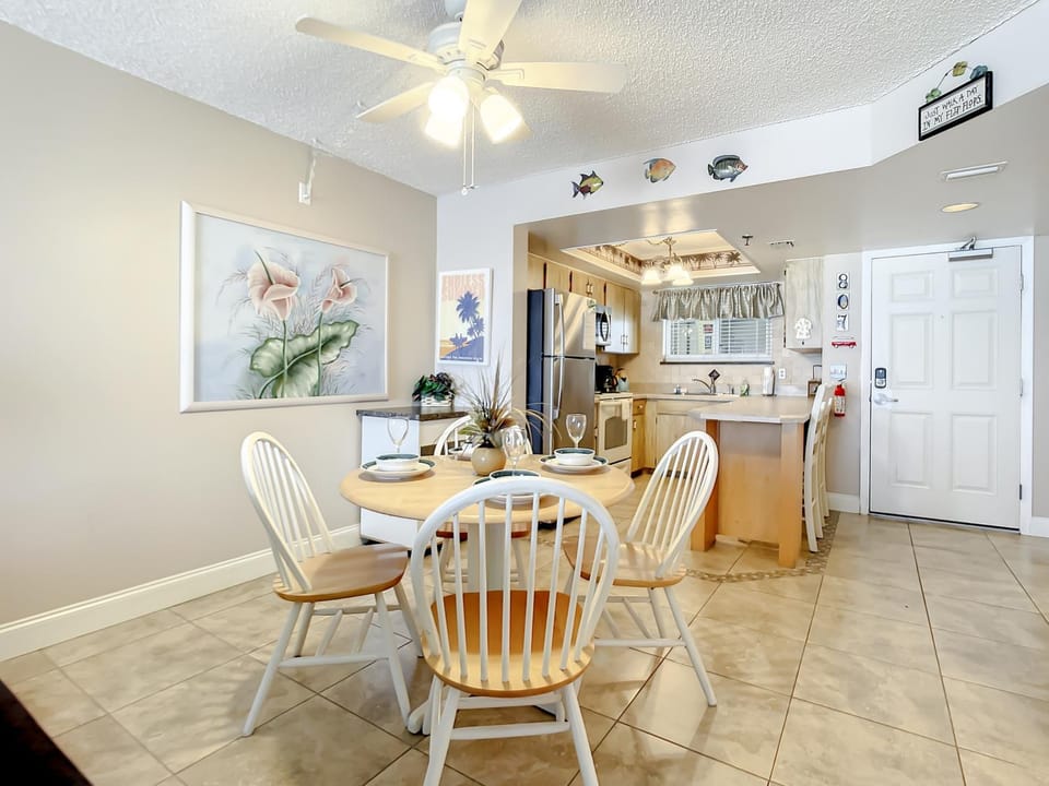 Kitchen or kitchenette, Seating area, Dining area, kitchen