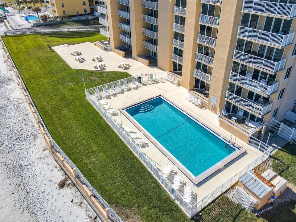 Property building, Day, Swimming pool, sunbed
