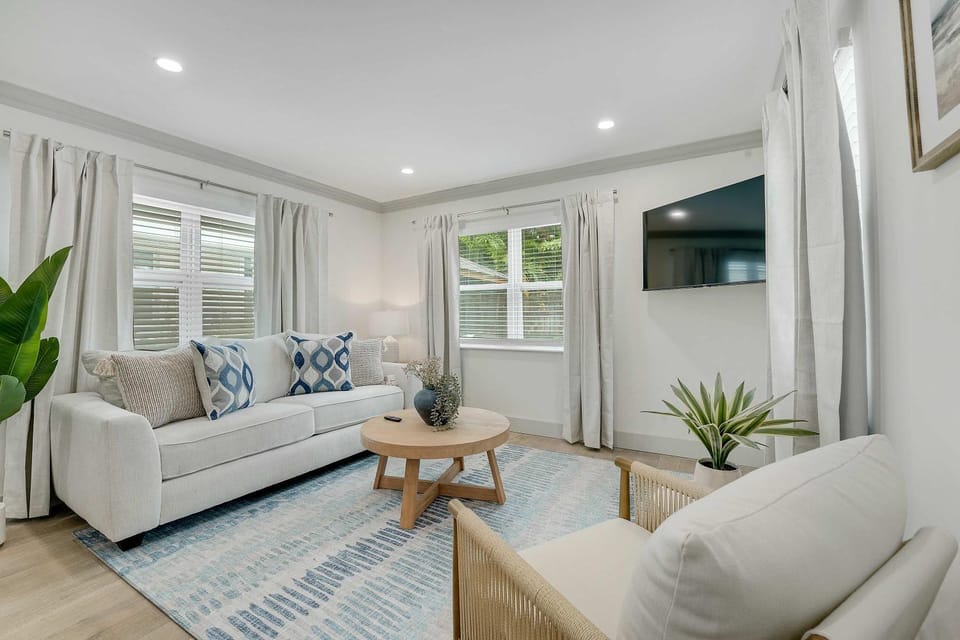 Spacious 1 Bedroom - Downtown - Renovated Apartment in West Palm Beach