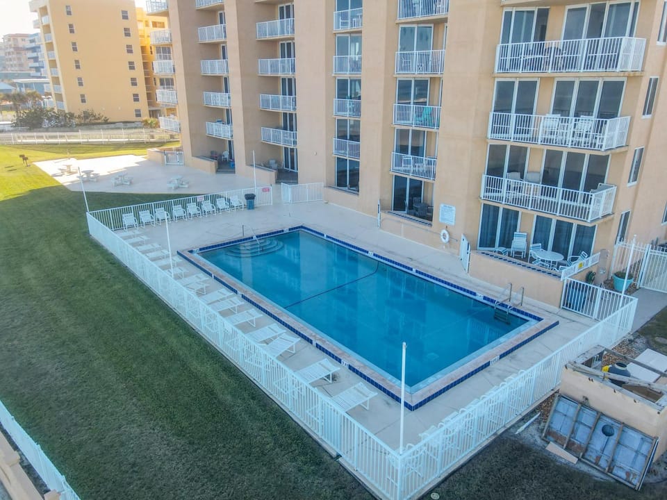 Property building, Day, Pool view, Swimming pool, sunbed