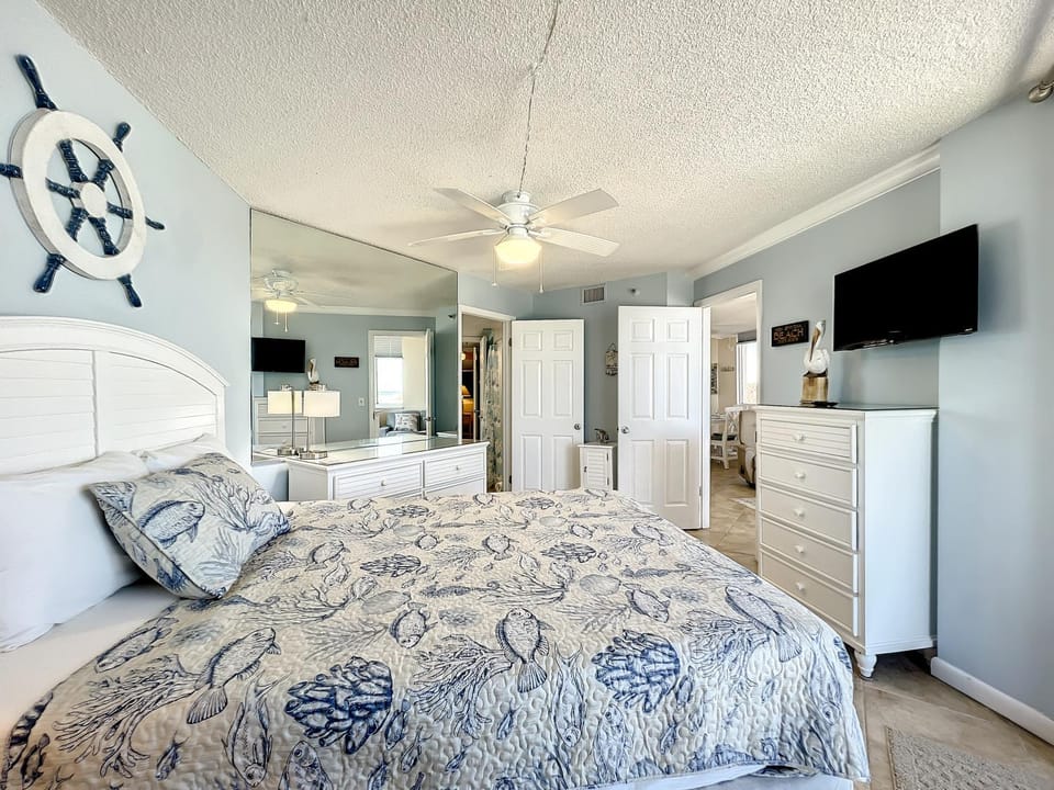 Bed, TV and multimedia, Bedroom