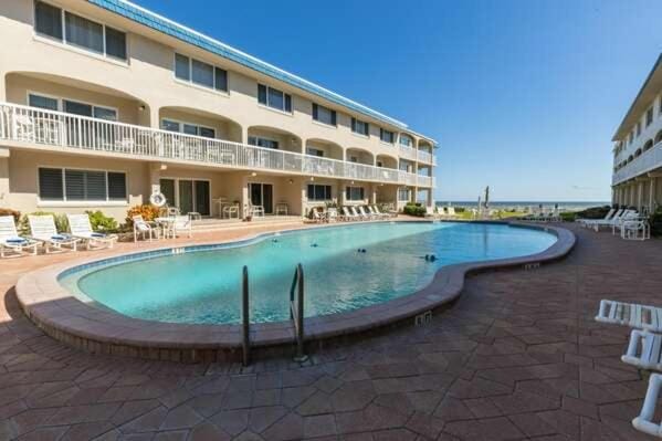 Property building, Day, Swimming pool, Swimming pool, sunbed